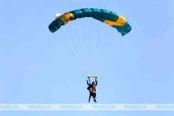 «Просто супер! Прыгнула бы ещё раз!»: под Гомелем инвалиды-колясочники прыгнули с парашютом