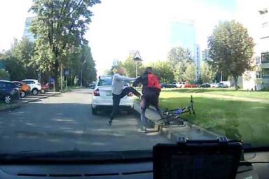 В Минске водитель набросился на велосипедиста за езду по дороге