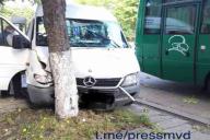 В Барановичах маршрутка влетела в дерево. Пять человек в больнице