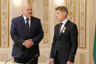 Лукашенко вручил орден Почета губернатору Приморского края