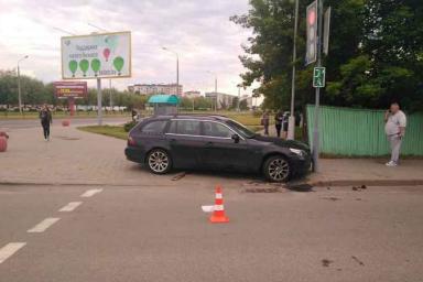 ГАИ: BMW, из-под которого доставали женщину на тротуаре в Бобруйске, уходил от столкновения