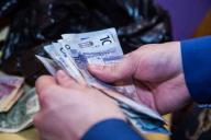 Названы белорусы, зарабатывающие более 10 000 рублей 