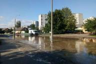 Прорвало трубу. В Гродно затопило улицу Пролетарскую — движение перекрыто