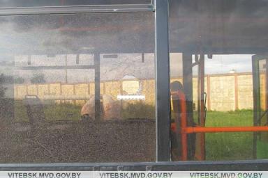 В Орше безбилетник из мести разбил окно автобуса булыжником
