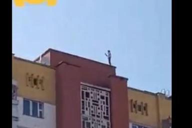 На грани: в Гродно подросток делал селфи, стоя на краю крыши многоэтажки