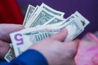 Брестчанину на свадьбу подарили поддельные доллары