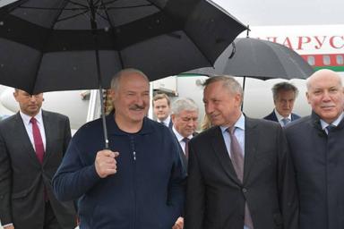 Лукашенко пришел на встречу с «пуленепробиваемым» зонтом. Что в нем необычного