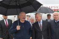 Лукашенко пришел на встречу с «пуленепробиваемым» зонтом. Что в нем необычного