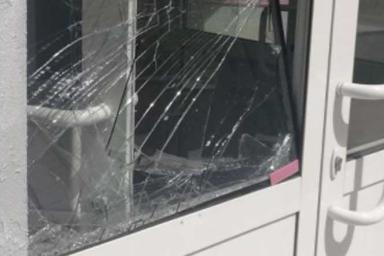 В Минске мужчина перелез через забор Центрального РУВД и разбил стекло в двери