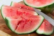 Какие продукты полезны в жару, рассказали медики