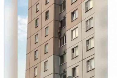 Хотел курить. Житель Минска вылез из окна 9-го этажа и завис над пропастью 