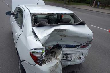 В Бобруйске грузовик Iveco столкнулся с Chevrolet: один из водителей в больнице