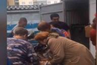 Пенсионеры устроили «битву за просрочку» у мусорных баков