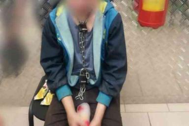 Бизнесмен держал 10-летнего сына на цепи и морил голодом