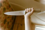 «Родителей зарезали, двух дочек утопили в ванной»: Двух сестер судят за жестокое убийство