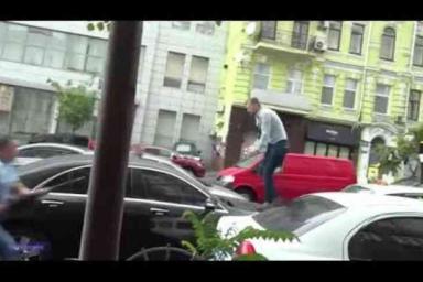 В Киеве напали на автомобиль Порошенко