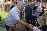 Лукашенко подарили в Ветке икону и фотоальбом