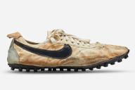 Мужчина купил грязные кроссовки почти за 500 000 долларов. Что в них особенного