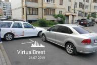 В Бресте женщина закрылась с ребёнком в автомобиле и не выходит уже более 14 часов