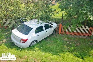 В Гродно девушка на Renault съехала в кювет и врезалась в забор: стало плохо за рулем