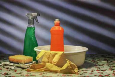 Почему нельзя мыть пол вечером и другие народные приметы про уборку