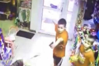 Второклассники пытались ограбить магазин игрушек, угрожая продавцу пистолетом. Эпичное видео