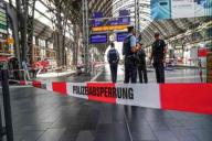 ЧП на вокзале: неизвестный столкнул женщину с ребенком под поезд