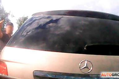 Водитель Mercedes подрезал и остановил автобус в Гродно