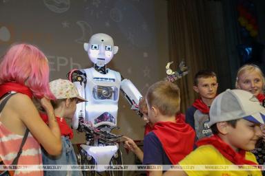 Робот провел открытый урок для школьников в Брестской области