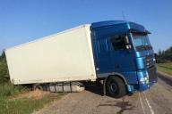 Грузовик с «санкционкой» из Беларуси пытался скрыться от российских таможенников и вылетел в кювет