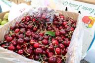 Двое мужчин открыли стрельбу на рынке, чтобы украсть ящик с вишней