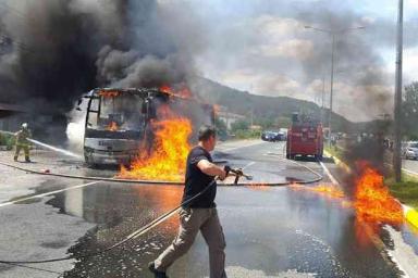 Пассажирский автобус загорелся: погибли не менее 5 человек 