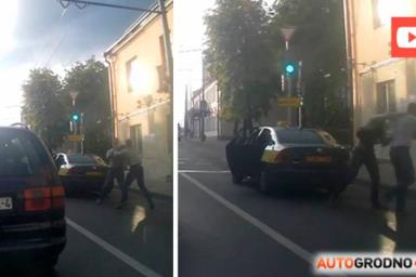 В Гродно водитель такси и пассажир подрались прямо на дороге. Опубликовано видео
