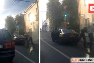 В Гродно водитель такси и пассажир подрались прямо на дороге. Опубликовано видео