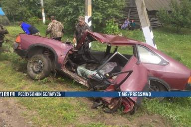 В Чечерском районе водитель «Москвича» врезался в опору ЛЭП и вылетел из машины 