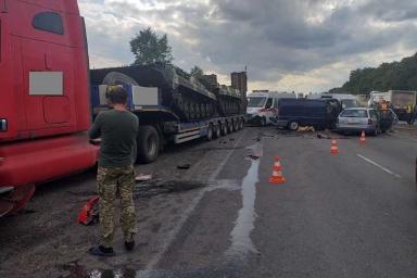 Массовое ДТП в Украине: в грузовик с военной техникой врезались три авто, одно из них – из Минска