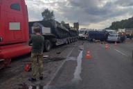 Массовое ДТП в Украине: в грузовик с военной техникой врезались три авто, одно из них – из Минска
