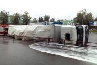 В Сети появилось видео, как в оживленном месте в Витебске упала груженая фура