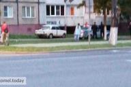 В Гомеле пьяный водитель выехал на тротуар. Его задержали в течение минуты