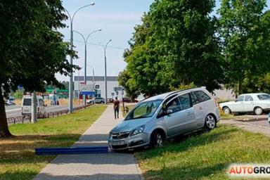 Opel неожиданно вылетел на тротуар прямо перед мамой с коляской в Гродно