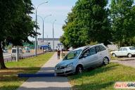 Opel неожиданно вылетел на тротуар прямо перед мамой с коляской в Гродно