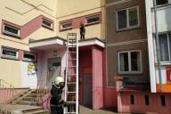 Минчанка залезла на козырек подъезда за мячом и не смогла спуститься