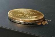 Белорусскую монету в 1 рубль продали на аукционе в 352 раза дороже. Посмотрите, может, есть у вас такая