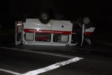 В Ивацевичах после ДТП автомобиль скорой помощи опрокинулся на крышу