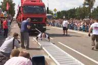 Белорус протянул 15 тягачей МАЗ и установил новый мировой рекорд