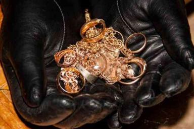 Жительница Поставского района хранила золото в банке, но всё равно лишилась сбережений