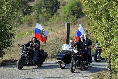 Юрист хочет наказать Путина за езду на мотоцикле без шлема