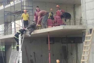 В Минске рабочий на стройке упал на арматуру