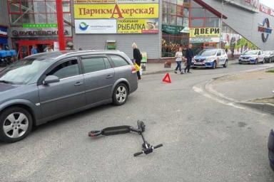 В Минске Opel сбил девушку на электросамокате