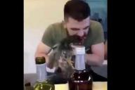 Отметил победу. Во время застолья мужчина откусил голову живому петуху (18+)